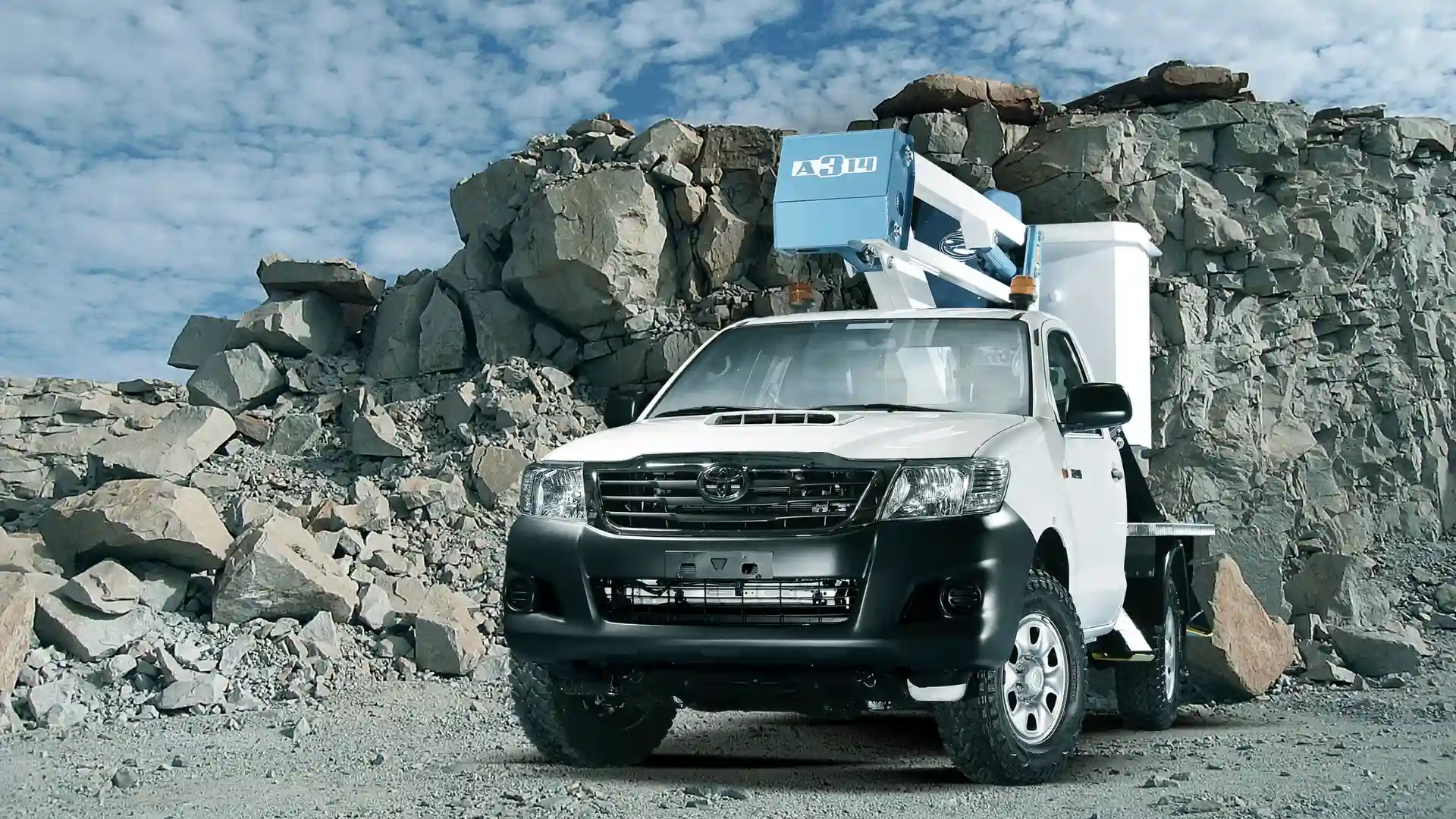 CPL | Toyota-Hilux-4x4-cherry-picker-A314-Gen-1